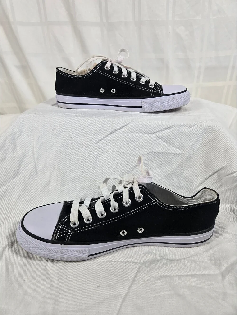 San Francisco 49ers Men's 10 Low Top Canvas Sneakers